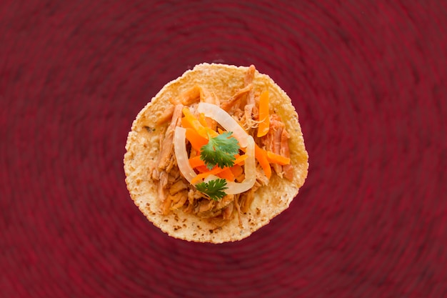 Ausgepackte Tortilla mit Fleisch und Gemüse