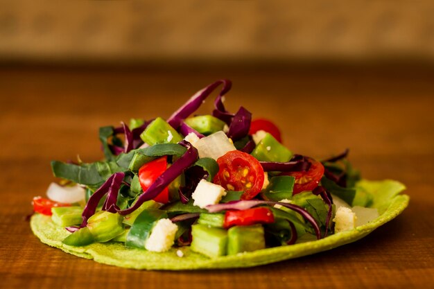 Ausgepackte Tortilla mit frischem Gemüse