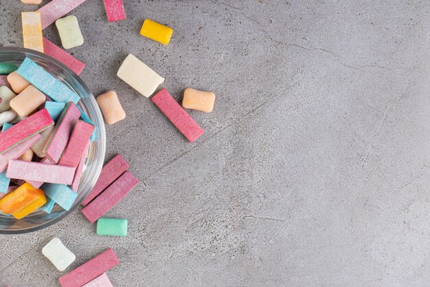 Ausgepackte zuckerfreie Kaugummisticks in eine Schüssel geben.