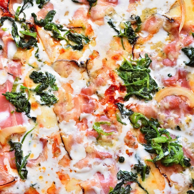 Kostenloses Foto ausgezeichnete frische pizza mit käse, speck, sahne und spinat. leckeres schnelles italienisches essen.