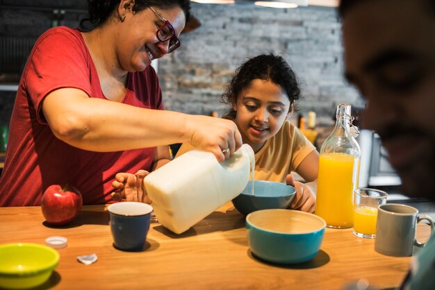 Auslaufende Milch der Mutter im Getreide der Tochter