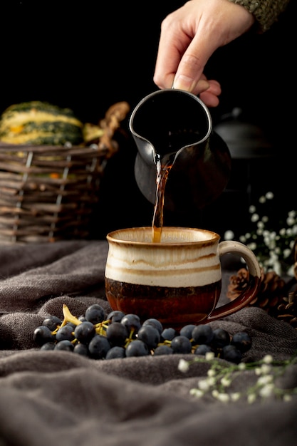 Auslaufender Kaffee des Mannes in einer braunen Schale