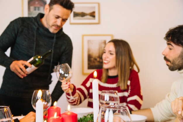 Auslaufender Wein des Mannes am Weihnachtsabendessen