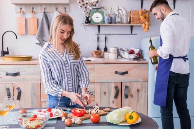 Ausschnittpilze der jungen Frau nahe Mann mit Wein