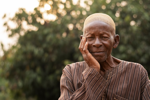 Außenporträt eines afrikanischen Mannes mit mittlerer Aufnahme