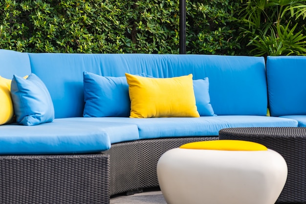 Außenterrasse im Garten mit Sofa, Stuhl und Kissendekoration