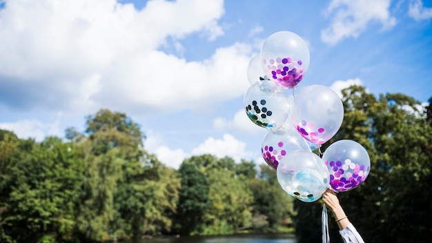 Außerhalb transparente Ballons mit Konfetti im Inneren