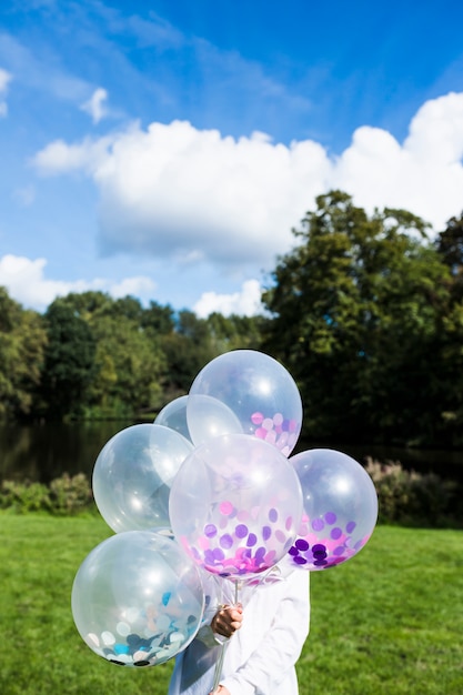 Außerhalb transparente Ballons mit Konfetti im Inneren