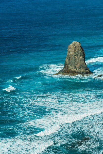 Aussichtspunkt auf berühmtem Benijo-Felsen mit Meereswellen, die am Benijo-Strand von oben gesehen, Teneriffa, Spanien zerquetschen.