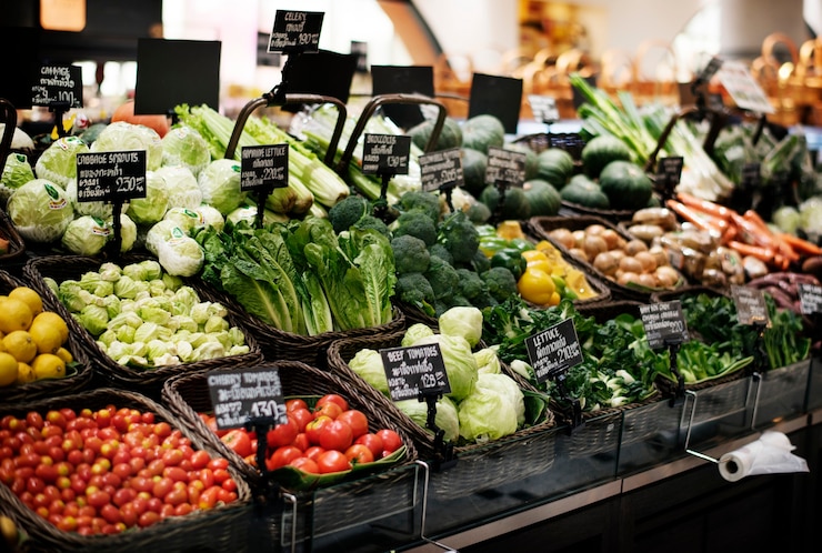 Kostenlose Foto auswahl an bio-gemüse in einem supermarkt