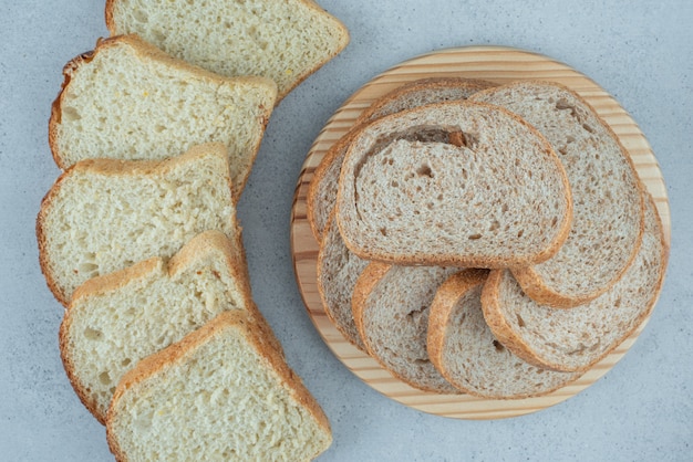 Auswahl an Brotscheiben auf Steinoberfläche