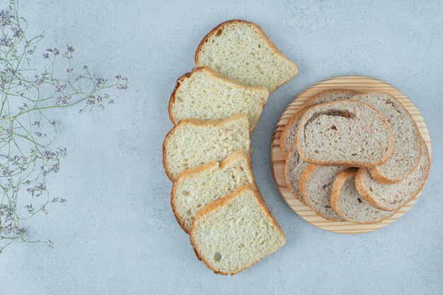 Auswahl an Brotscheiben auf Steinoberfläche