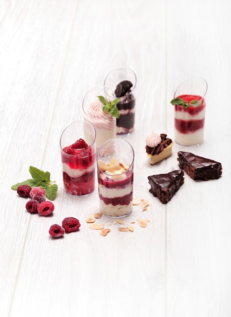 Auswahl an Desserts mit Beeren und Schokolade