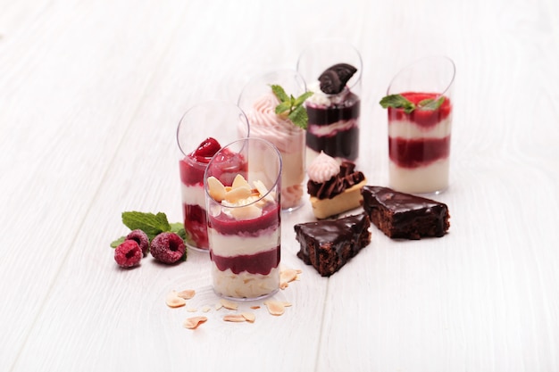 Auswahl an Desserts mit Beeren und Schokolade