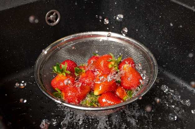 Auswahl an Erdbeeren, die gewaschen werden