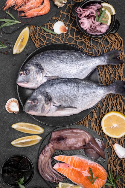 Kostenloses Foto auswahl an frischem ungekochtem fisch mit meeresfrüchten