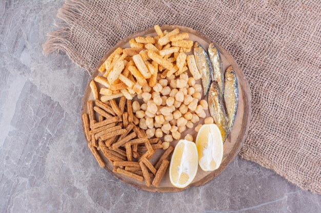 Auswahl an leckeren Snacks auf Holzstück. Foto in hoher Qualität