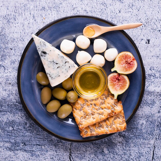 Auswahl an leckeren Snacks und Käse