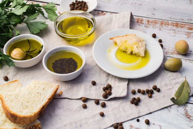 Auswahl an Oliven und Brot