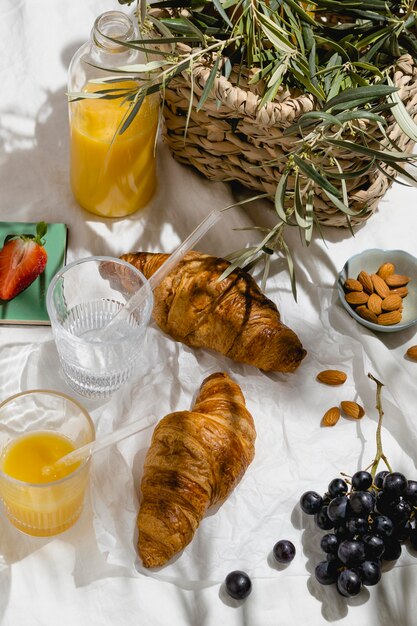 Auswahl an Picknick-Leckereien auf einer Decke