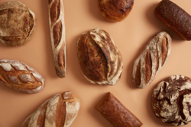 Auswahl an verschiedenen leckeren gebackenen Broten zum Essen. Nahaufnahme Fotografie, tolles Design für jeden Zweck. Bio-Ernährungskonzept. Bäckerei und Essen. Pflegendes Produkt mit appetitlicher Kruste