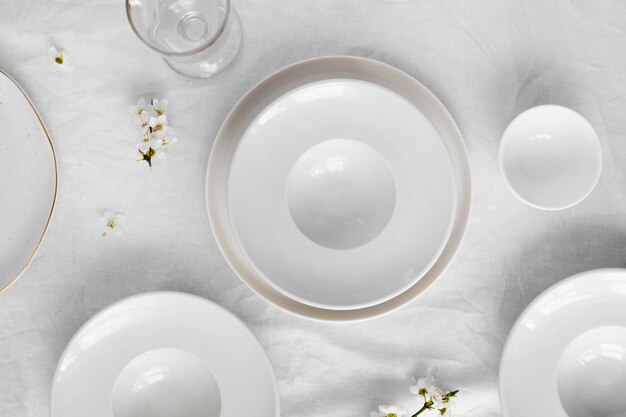 Auswahl an weißen Tischen für ein köstliches Essen