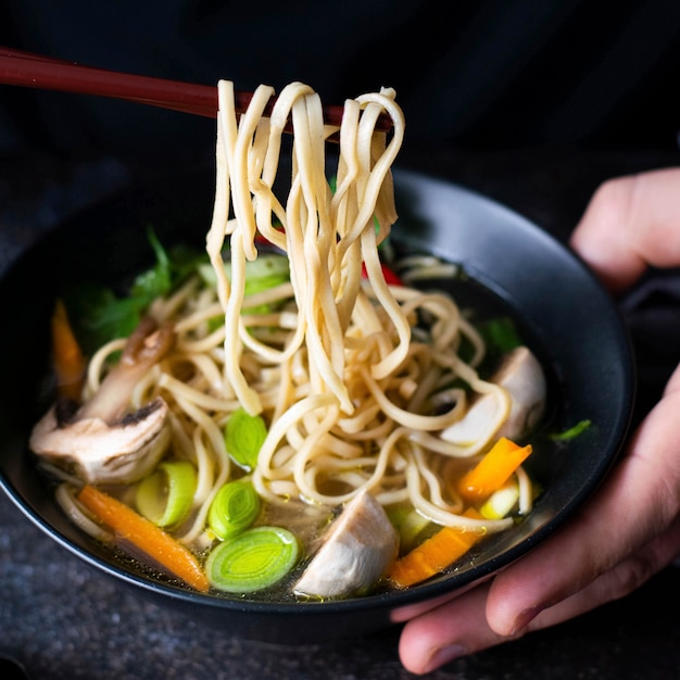 Authentische asiatische Nudelsuppe in einer schwarzen Schüssel