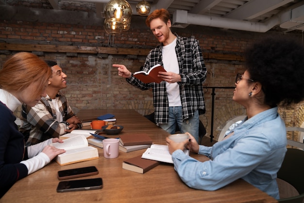 Team diskutiert Inhalte eines Mitarbeiterhandbuchs"