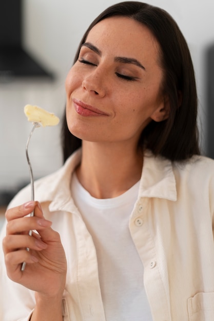 Authentische Person, die Frischkäse isst