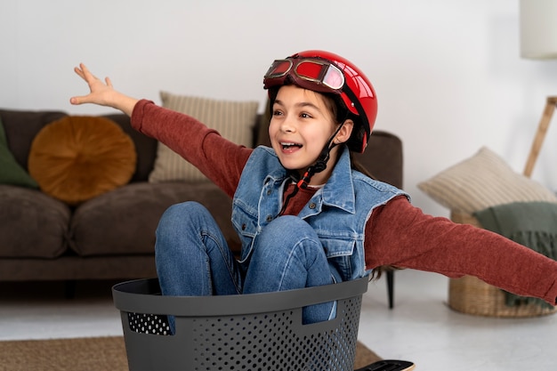 Authentische Szene mit spielenden Kindern