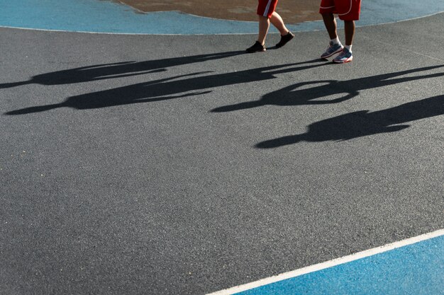 Authentische Szenen von übergroßen Männern, die Basketball spielen