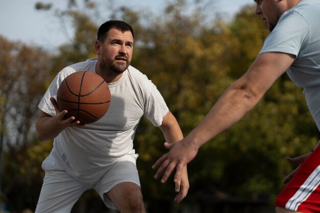 Authentische Szenen von übergroßen Männern, die Basketball spielen