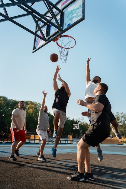 Authentische Szenen von übergroßen Männern, die Basketball spielen