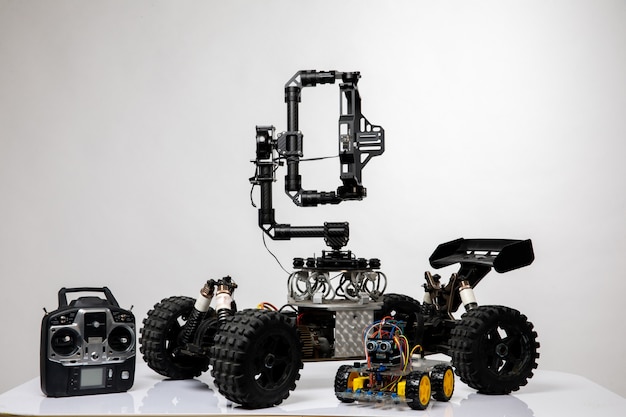 Auto im Roboterstil mit Joystick