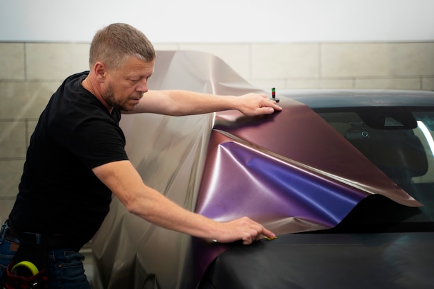 Kostenloses Foto auto-service-salon doign car wrapping