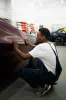 Kostenloses Foto auto-service-salon doign car wrapping