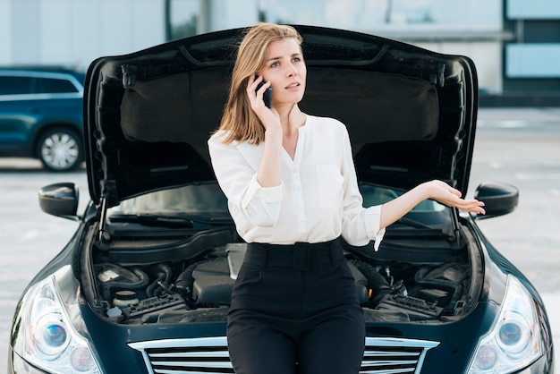 Auto und Frau am Telefon sprechen