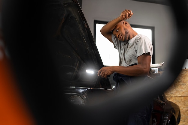 Kostenloses Foto auto wird in der werkstatt gepflegt