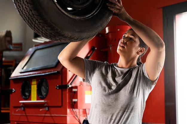 Auto wird in der Werkstatt gepflegt