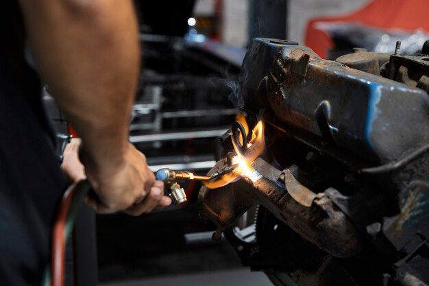 Auto wird in der Werkstatt gepflegt