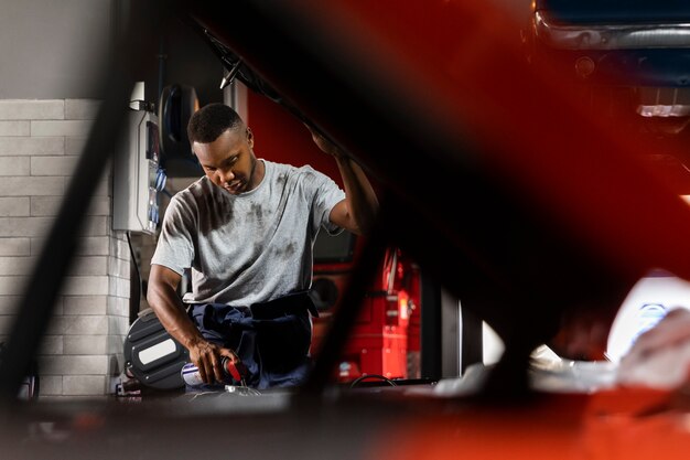 Auto wird in der Werkstatt gepflegt