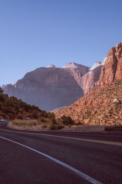 Autobahnstraße in der Mitte einer natürlichen Schlucht in Coconino County, Arizona