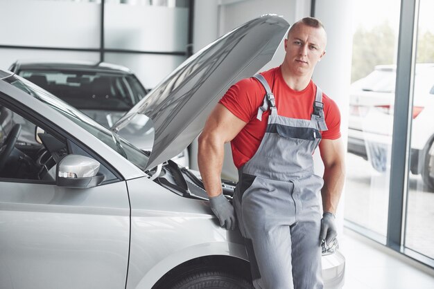 Automechaniker arbeitet in der Garage. Reparaturdienst.