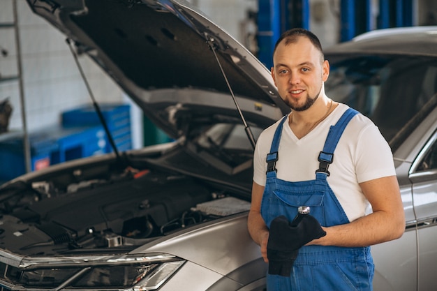 Automechaniker, der Auto überprüft