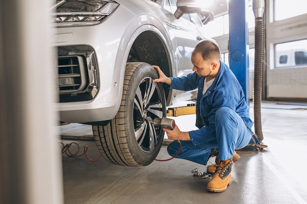 Automechaniker, der Auto überprüft