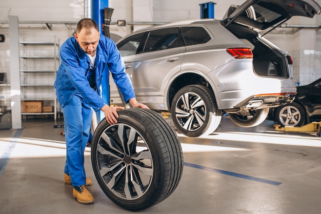 Automechaniker, der Auto überprüft