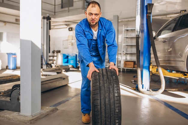 Automechaniker, der Auto überprüft