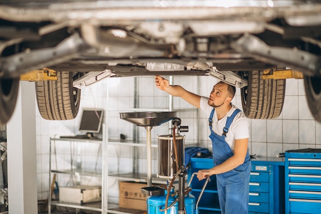 Kostenloses Foto automechaniker, der auto überprüft