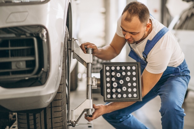 Automechaniker, der Auto überprüft