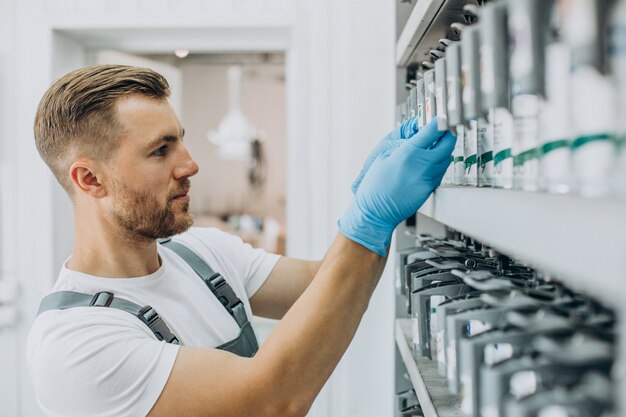 Automechaniker, der Farbe für Auto wählt